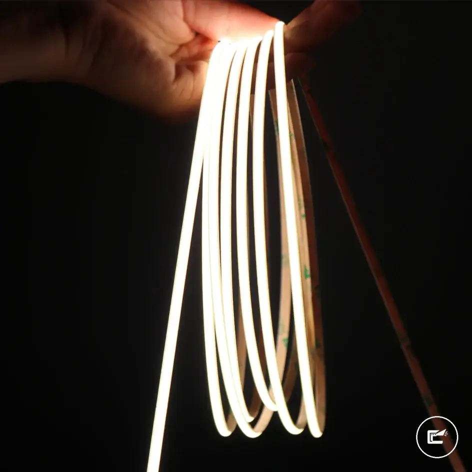Ruban LED COB fin de 4 mm pour décoration intérieure avec lumière blanc chaud à intensité variable